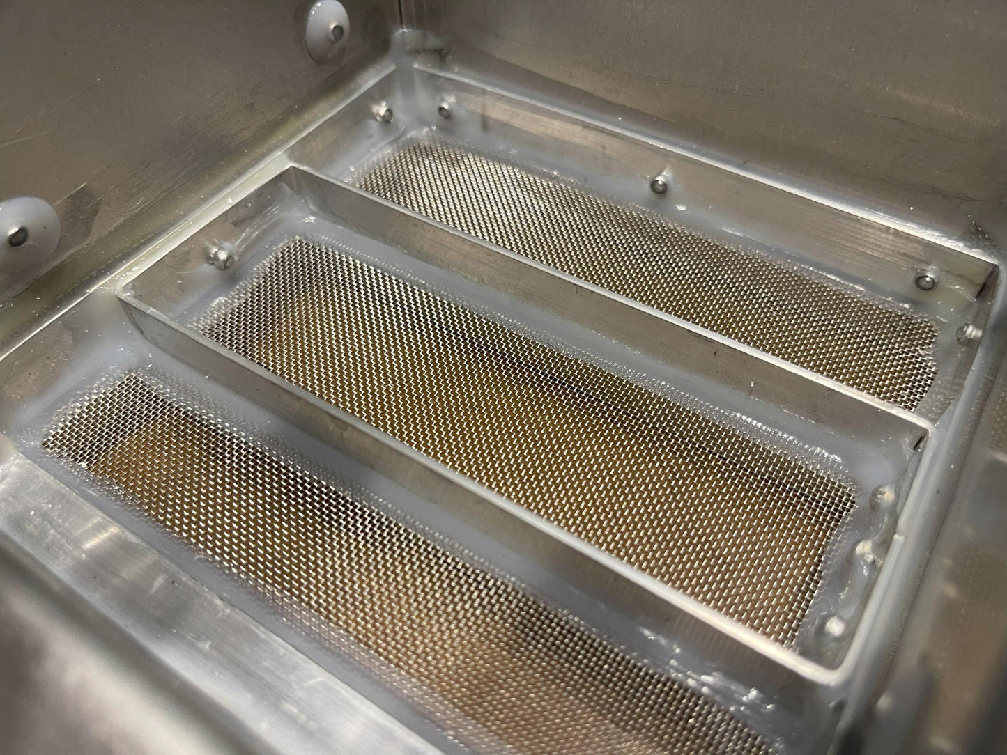 Metallic mesh filter inside a machine