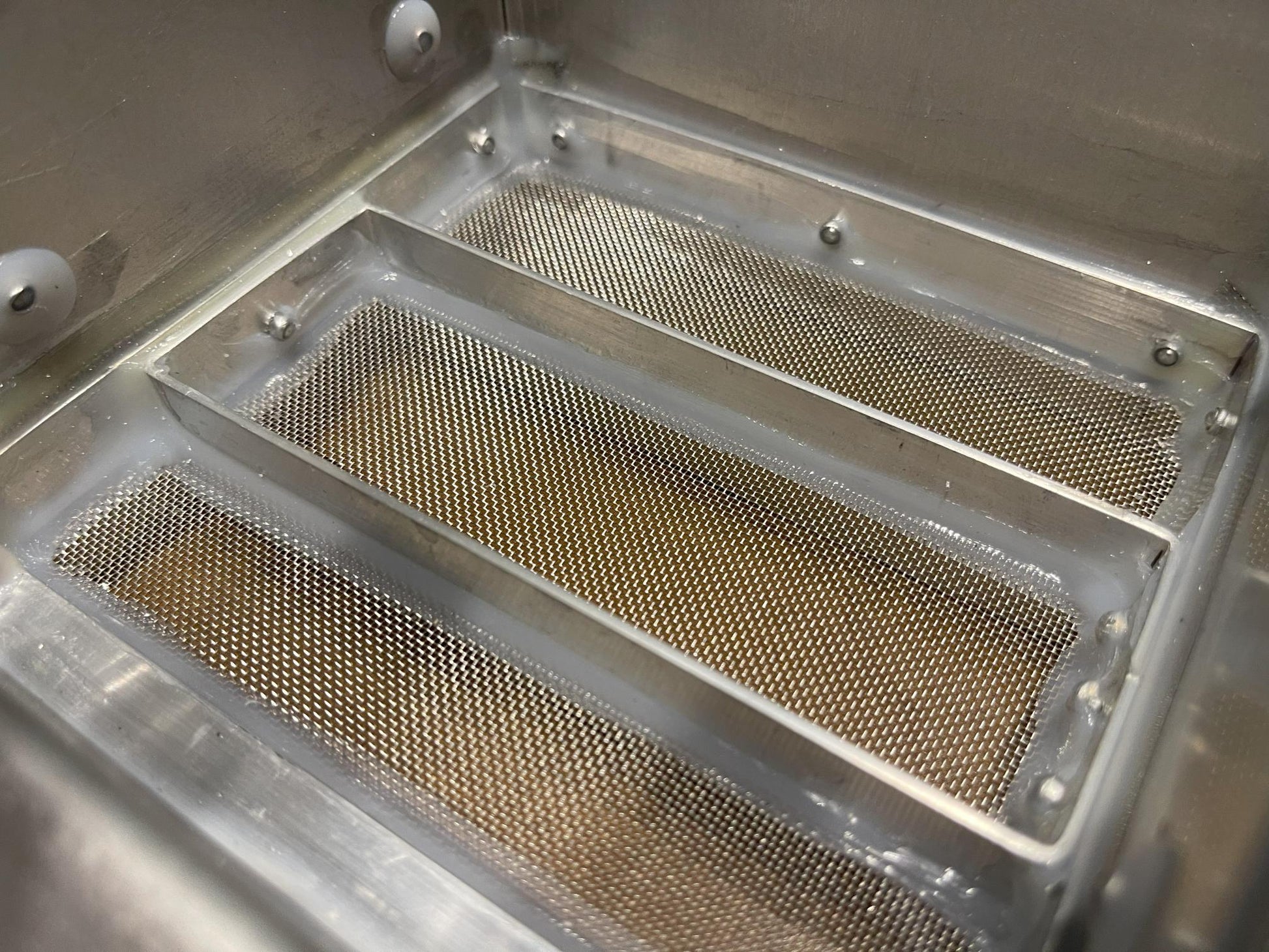 Metallic mesh filter inside a machine