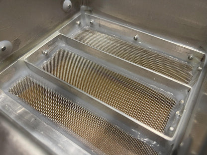 Metallic mesh filter inside a machine